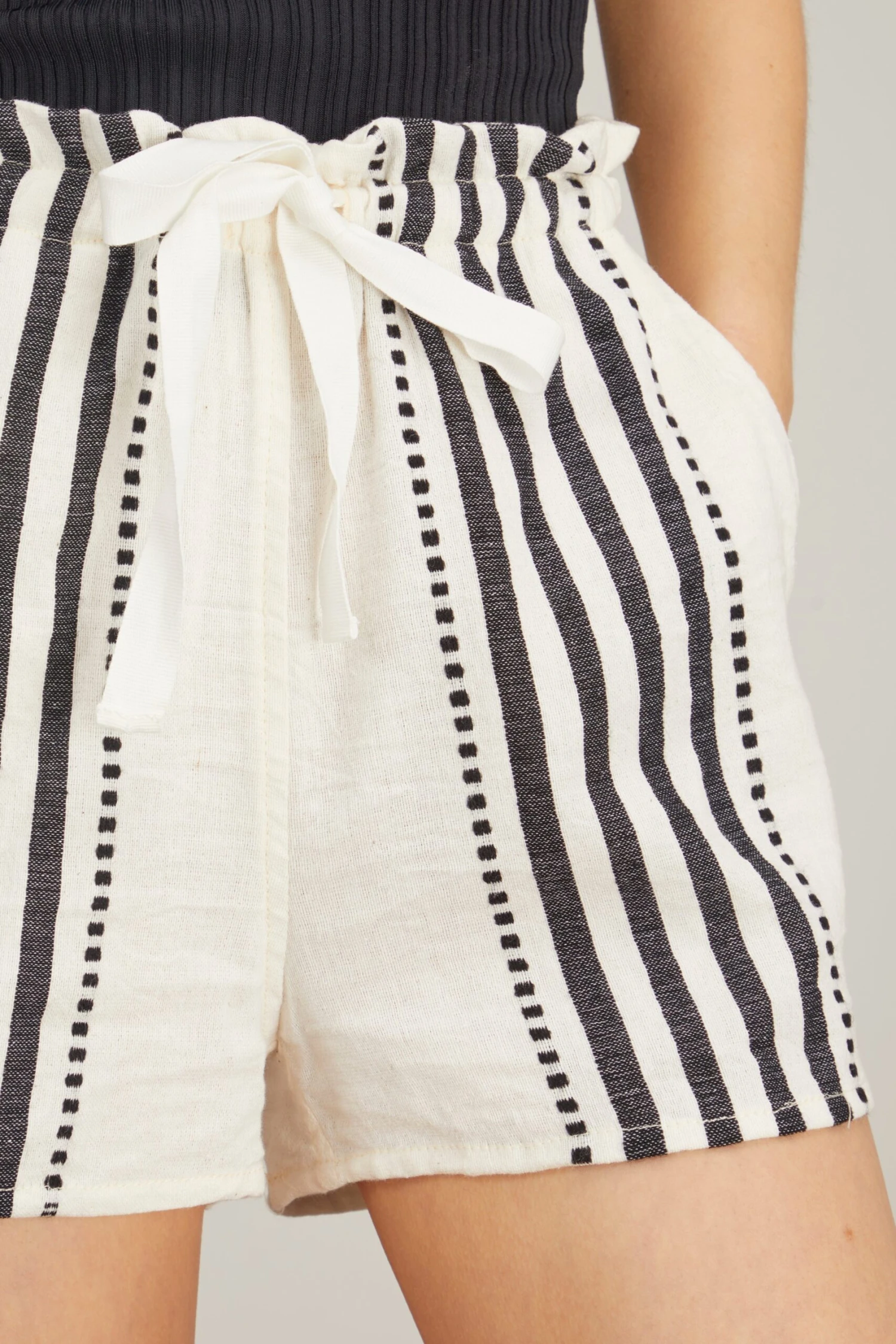 Eshe Shorts In Black - Image 5